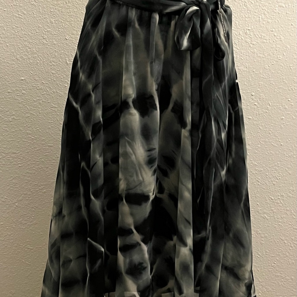 Very different tie-dyed multicolor full skirt. Fully lined.